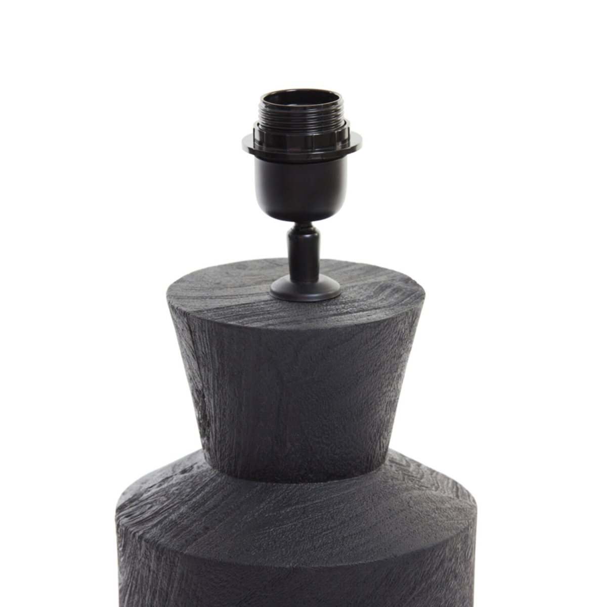 Gregor 44cm Svart lampefot Fra Light & Living - Denne lampefoten er laget av tre med en elegant matt sort finish, og tilbyr et moderne og samtidig tidløst design.