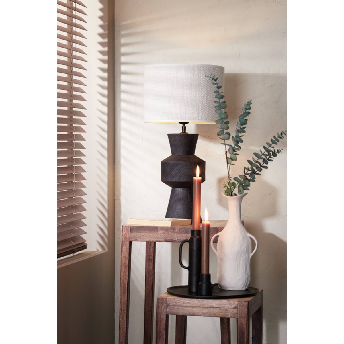 Gregor 44cm Svart lampefot Fra Light & Living - Denne lampefoten er laget av tre med en elegant matt sort finish, og tilbyr et moderne og samtidig tidløst design.