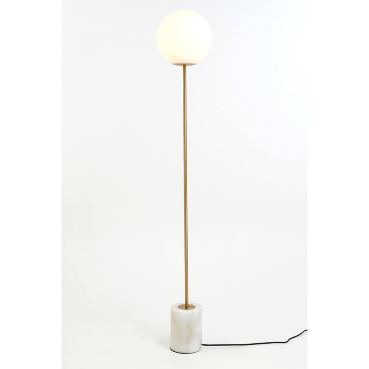 Medina Antikk messing gulvlampe Fra Light & Living - Underlaget av marmor i kombinasjon med bunnen av aluminium med antikk messingfinish bidrar til en eleganse.