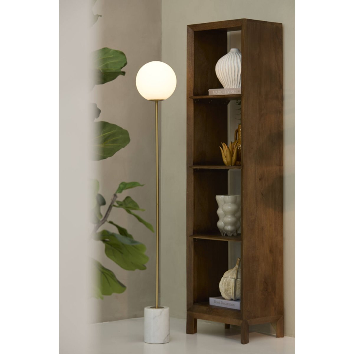 Medina Antikk messing gulvlampe Fra Light & Living - Underlaget av marmor i kombinasjon med bunnen av aluminium med antikk messingfinish bidrar til en eleganse.