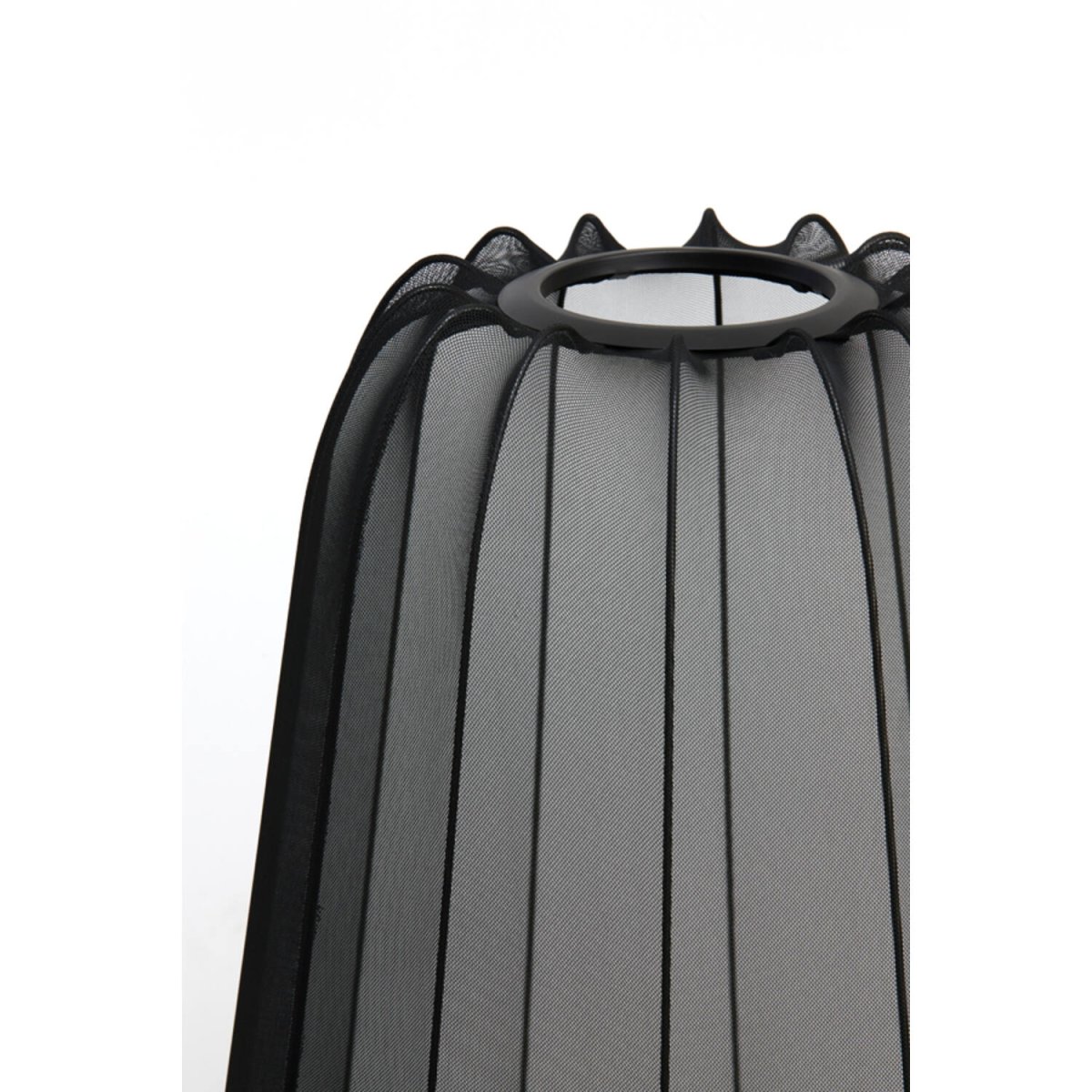 Plumeria Svart gulvlampe Fra Light & Living - Den dekorative skjermen i netting skaper en vakker spredning av lys i rommet når lampen er på.