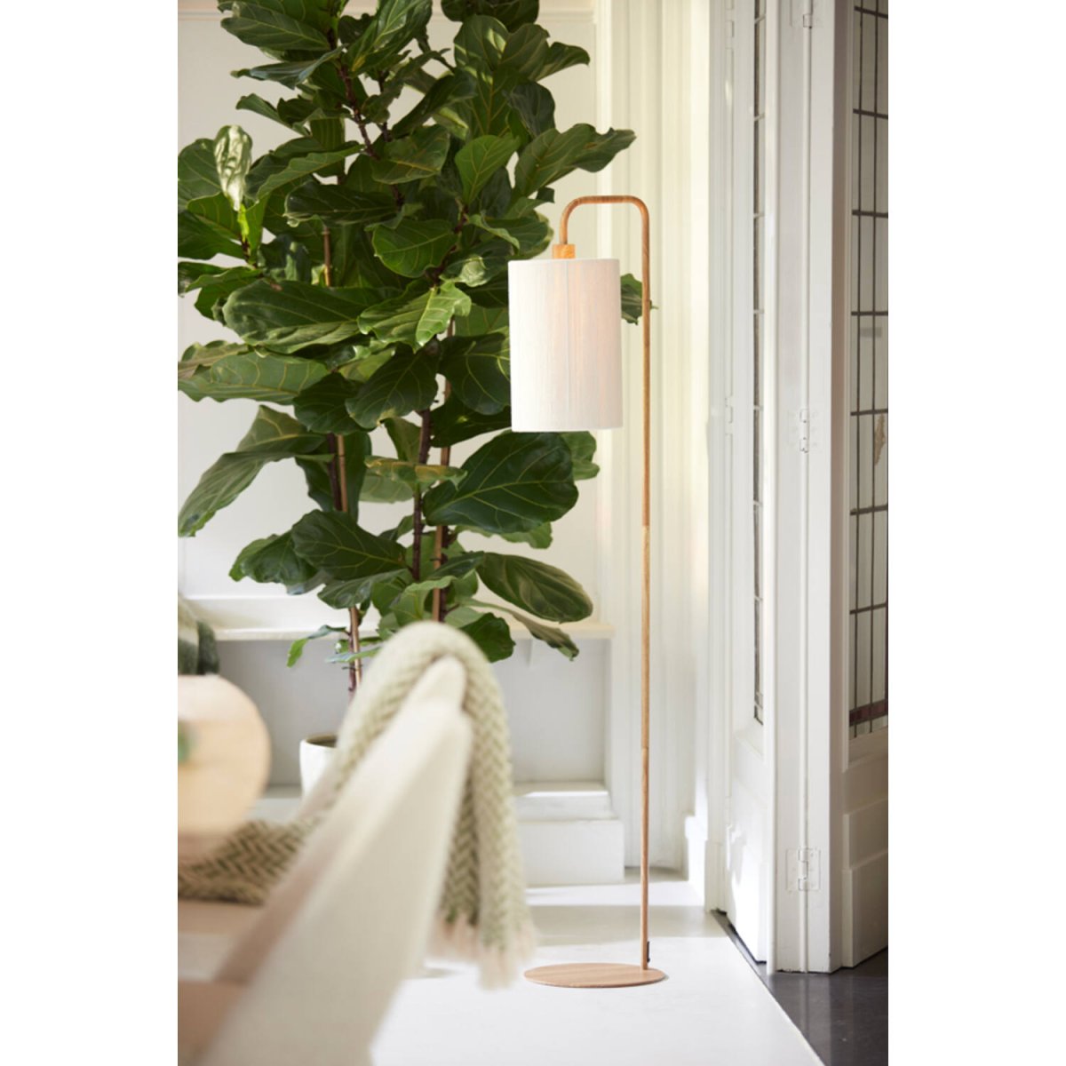 Donio Tre gulvlampe Fra Light & Living - Donio er en moderne gulvlampe med stilig design og varme detaljer.