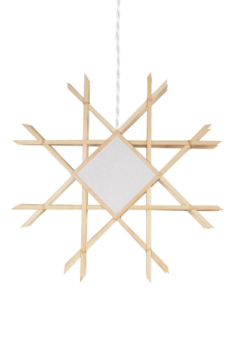 Lea Ø70 Natur Fra Globen Lighting - De naturfargede trerammene som er plassert rundt omslagene er laget av bambus og matches med et hvitt teksturert papir.