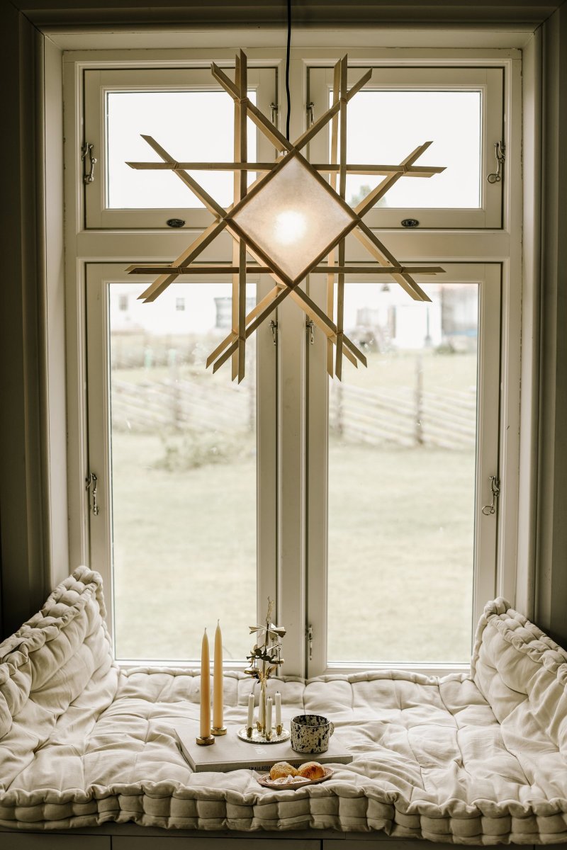 Lea Ø70 Natur Fra Globen Lighting - De naturfargede trerammene som er plassert rundt omslagene er laget av bambus og matches med et hvitt teksturert papir.