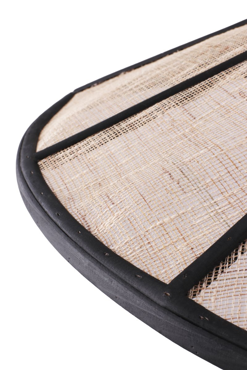 Akira Ø70 Natur/svart Taklampe Fra Globen Lighting - Lampen har en 120 cm lang svart tekstilledning og en svart takkopp i plast.