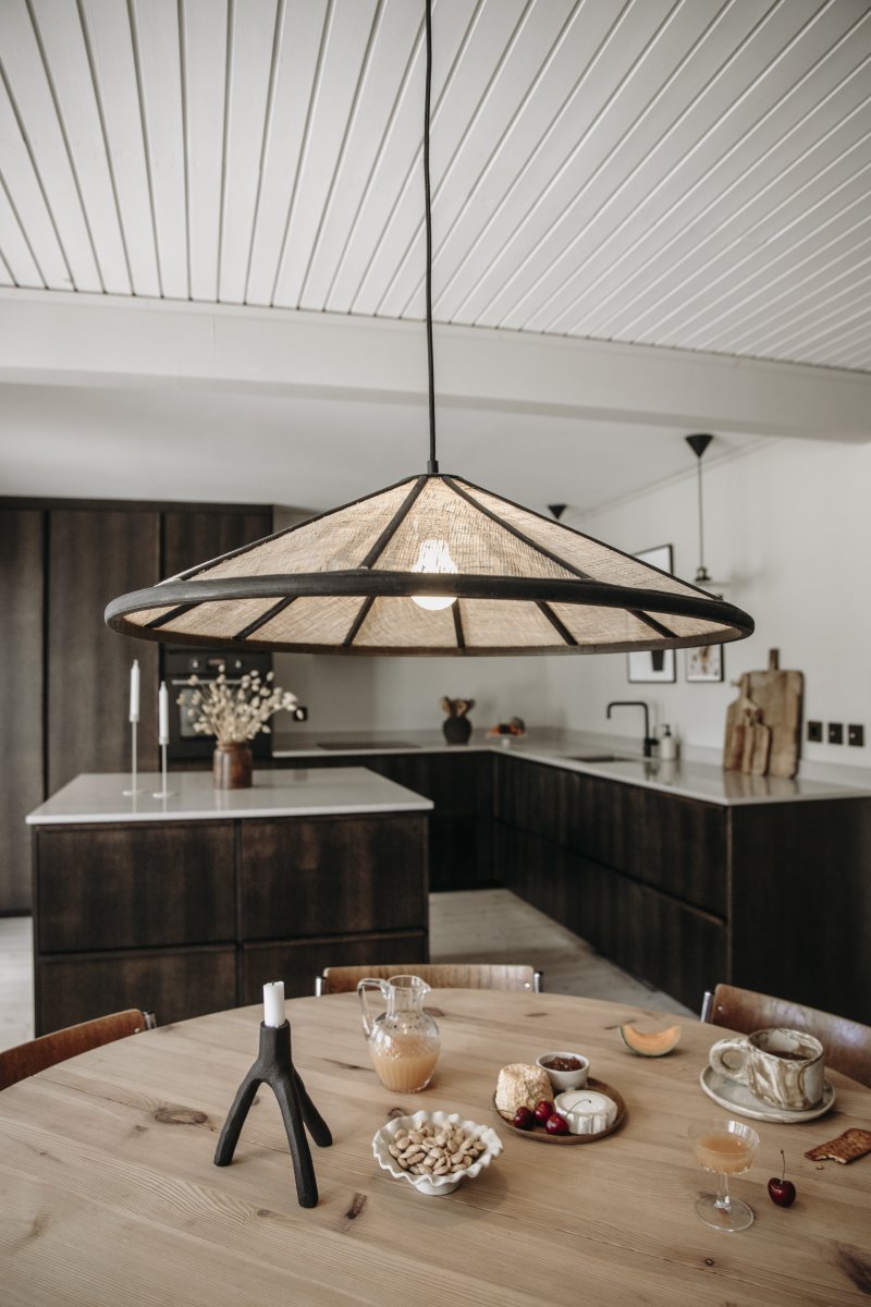 Akira Ø70 Natur/svart Taklampe Fra Globen Lighting - Lampen har en 120 cm lang svart tekstilledning og en svart takkopp i plast.