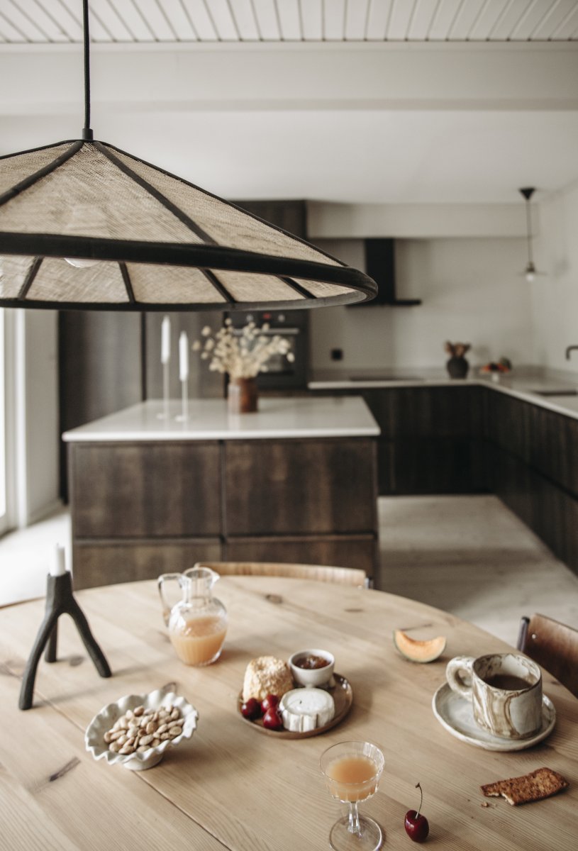 Akira Ø70 Natur/svart Taklampe Fra Globen Lighting - Lampen har en 120 cm lang svart tekstilledning og en svart takkopp i plast.