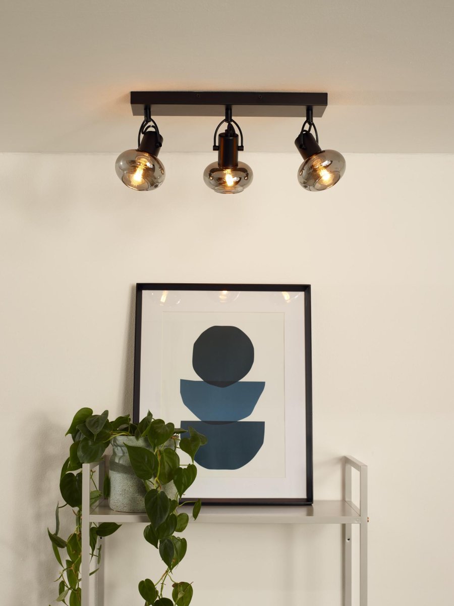 Madee 3 Svart spotlight Fra Lucide - Tv&aring; materialer møtes i denne taklampen, kalt Madee: en robust metallbase er kombinert med en elegant glassskjerm.