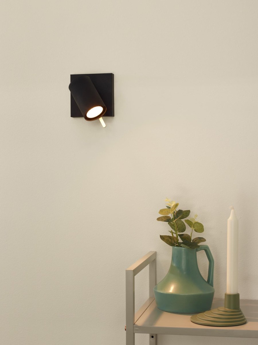 Grony Svart spotlight Fra Lucide - Denne spotlighten kommer med en lyskilde som er utstyrt med "dim-til-varm"; teknologi, som lar deg regulere lysstyrken fra 2200 til 3000K når den er koblet til en dimmer.