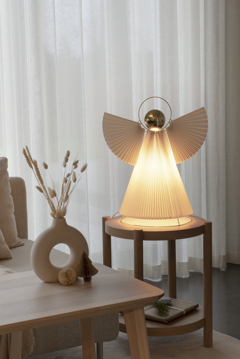 Papirengel 54cm Hvit Fra Konstsmide - Engelen er laget av vakkert plissert hvitt papir med elegante detaljer i en messingfinish som gir et stilig uttrykk.