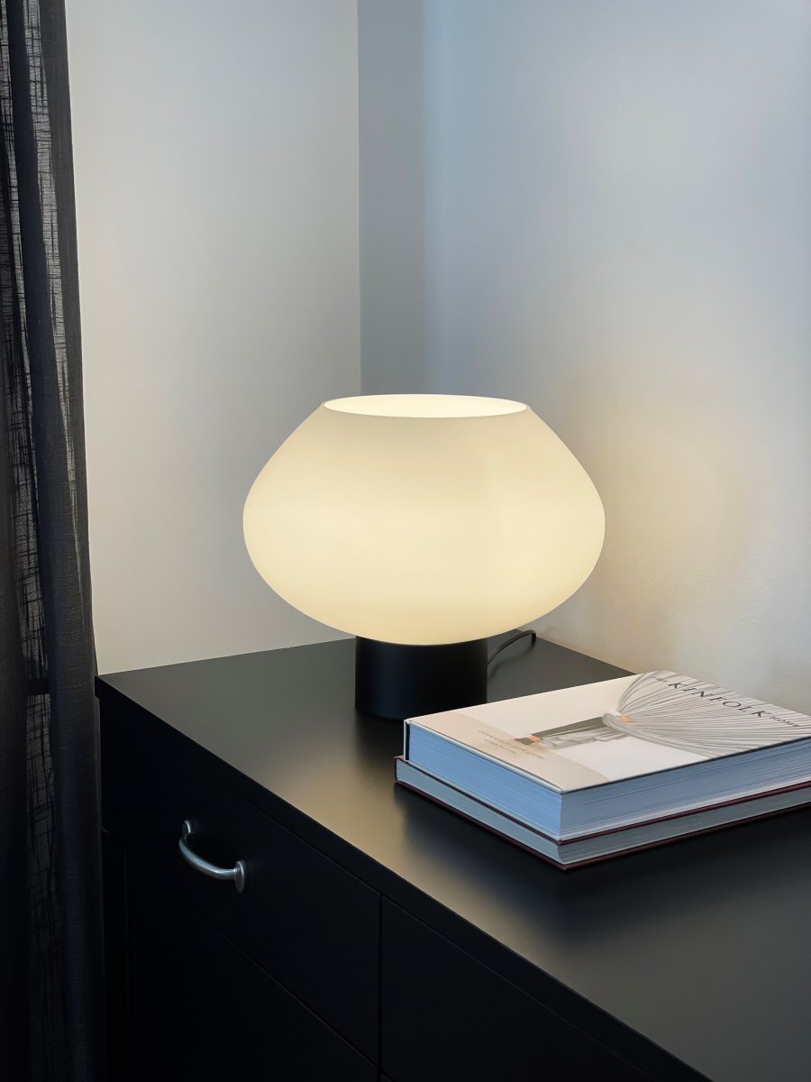 Bell 30cm Svart bordlampe Fra Aneta Lighting - Bell bordlampe i sortlakkert metall og opalhvit glassskjerm.