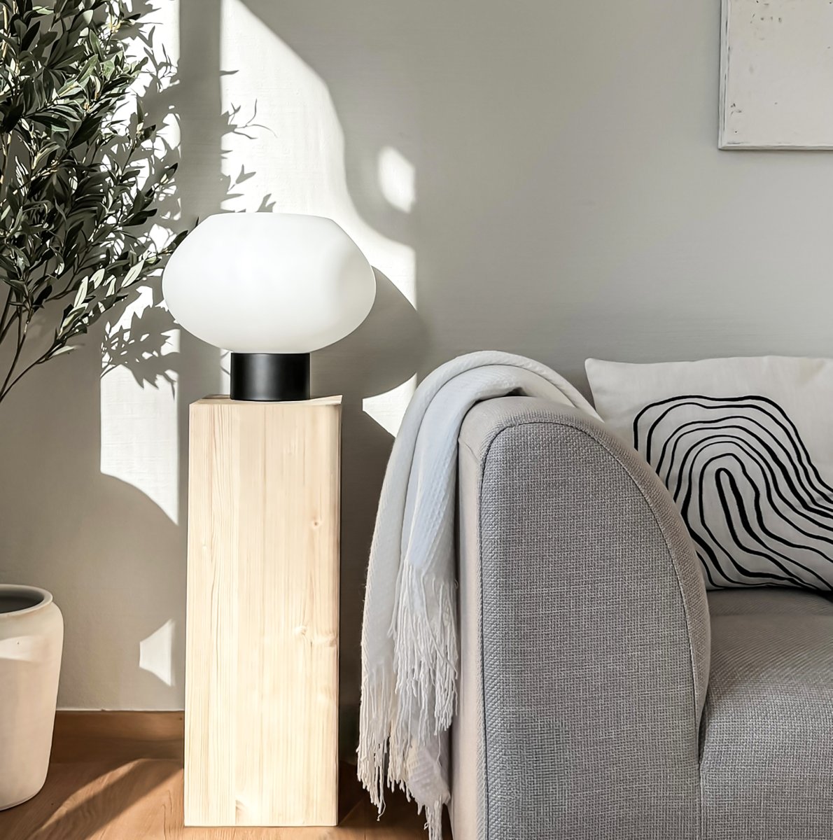 Bell 30cm Svart bordlampe Fra Aneta Lighting - Bell bordlampe i sortlakkert metall og opalhvit glassskjerm.