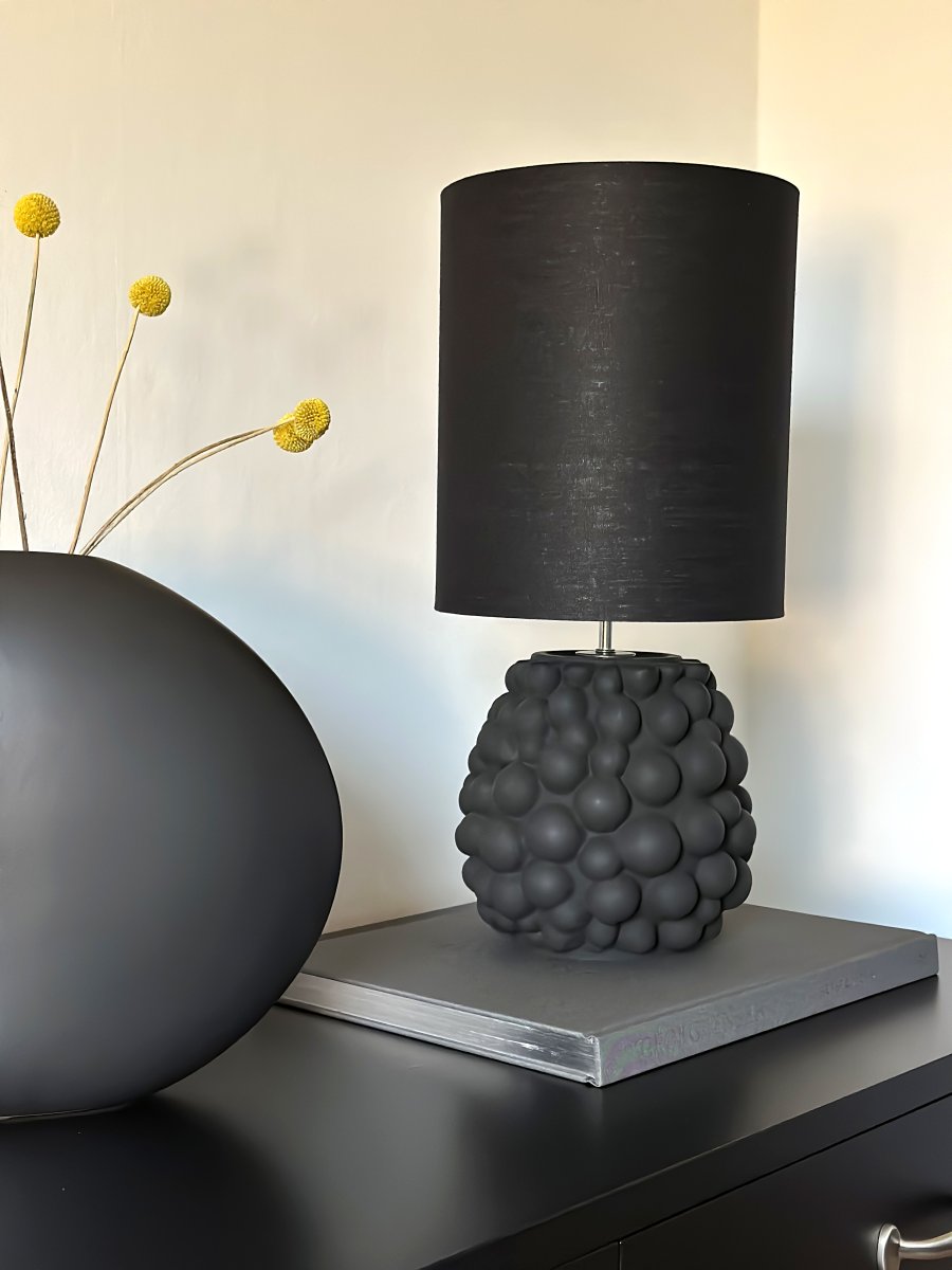 Bubbles 48cm Svart bordlampe Fra Aneta Lighting - Den spennende bordlampen Bubbles har en unik glasslampefot med en tekstur av forskjellig formede bobler.