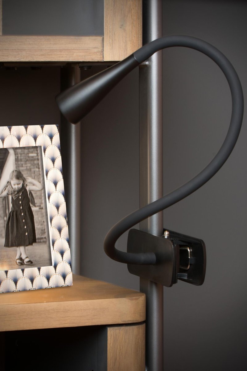 Zozy Svart klemmelampe Fra Lucide - Denne moderne klipslampen har en fleksibel arm og en integrert LED-lampe som du enkelt kan rette dit du vil.
