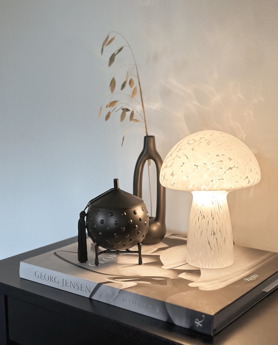 Mushi 20cm Hvit bordlampe Fra Aneta Lighting - Lampen er formet som en sopp og skaper en moderne og koselig atmosf&aelig;re i ethvert rom du plasserer den i.
