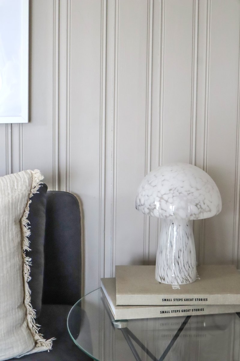 Mushi 30cm Hvit bordlampe Fra Aneta Lighting - Lampen er formet som en sopp og skaper en moderne og koselig atmosfære i ethvert rom du plasserer den i.