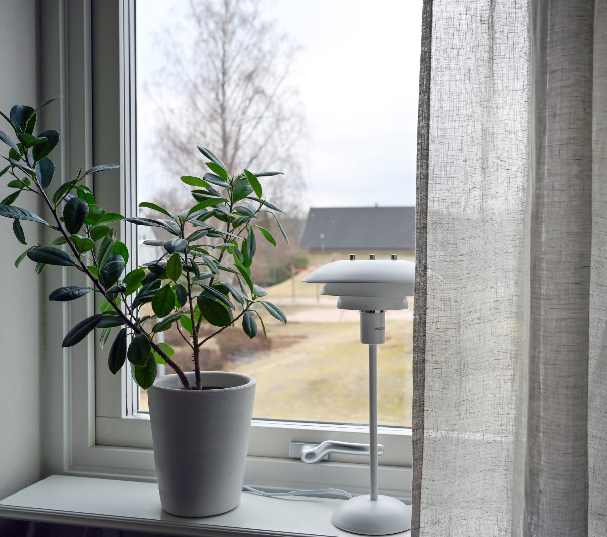 Epsilon 37cm Hvit bordlampe Fra Aneta Lighting - Detaljer i krom og matt messing medfølger, søm; du kan selv velge hvilken som passer best i ditt hjem.