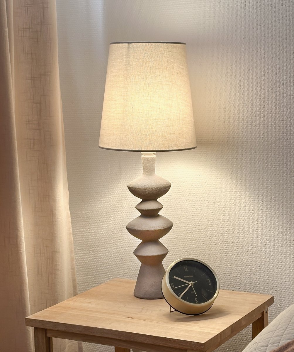 Nina 54cm Grå bordlampe Fra Aneta Lighting - Den modernistiske bordlampen Nina med sine interessante former blir en lettplassert og vakker detalj i hjemmet ditt.