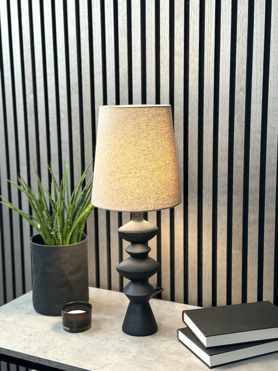 Nina 54cm Svart bordlampe Fra Aneta Lighting - Den modernistiske bordlampen Nina med sine interessante former blir en lettplassert og vakker detalj i hjemmet ditt.