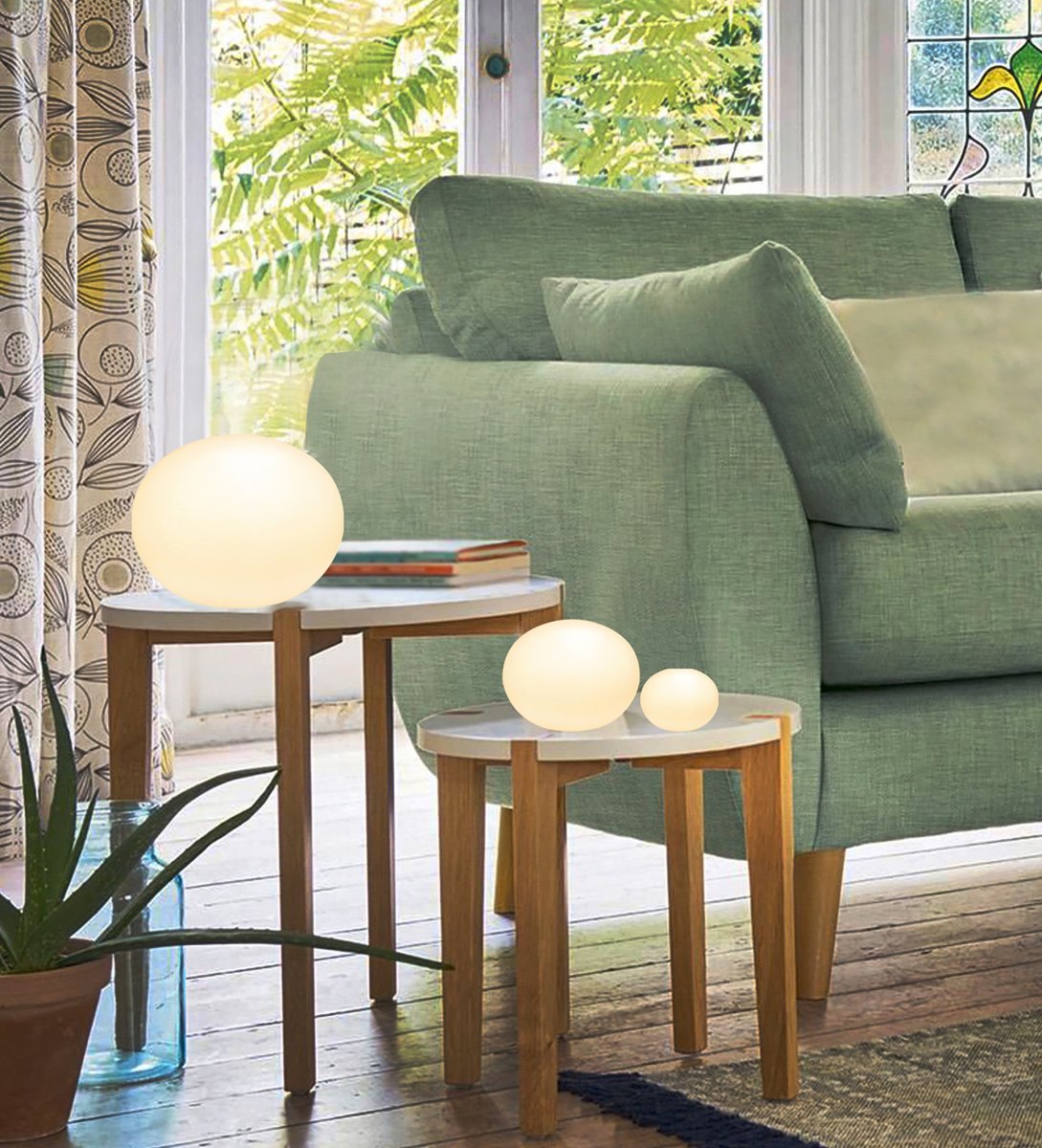Globus 10cm Opal bordlampe Fra Aneta Lighting - Globus bordlampe i opalt hvitt glass med lyskilde inne i glasskulen som gir et dekorativt og behagelig lys.
