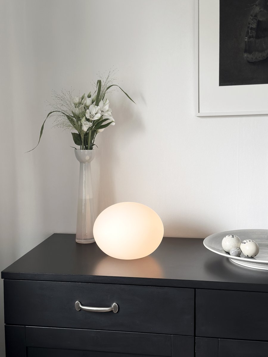 Globus 18cm Opal bordlampe Fra Aneta Lighting - Globus bordlampe i opalt hvitt glass med en lyskilde inne i glasskulen som gir et dekorativt og behagelig lys.