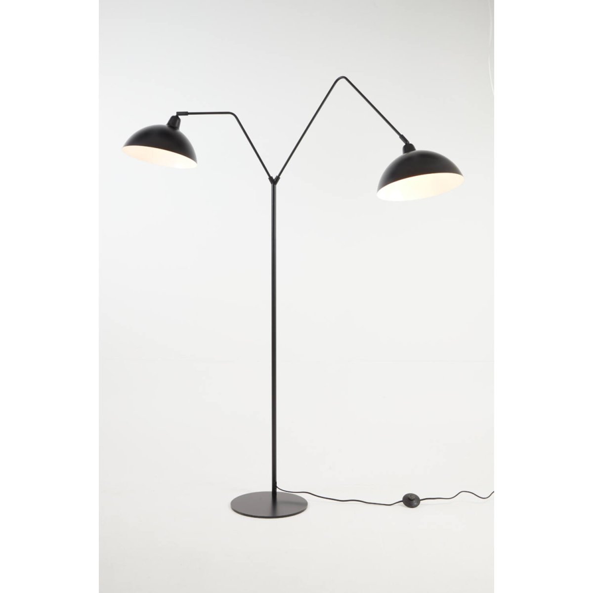 Orion 2 Svart gulvlampe Fra Light & Living - Orion er en elegant gulvlampe i matt svart jern, perfekt for moderne interiør.