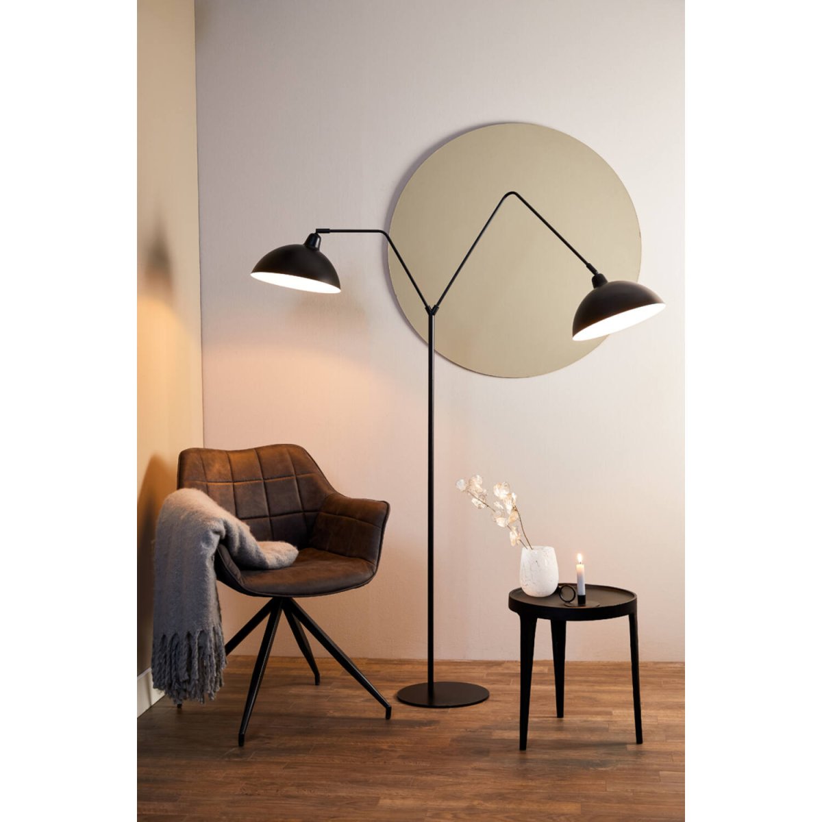 Orion 2 Svart gulvlampe Fra Light & Living - Orion er en elegant gulvlampe i matt svart jern, perfekt for moderne interiør.