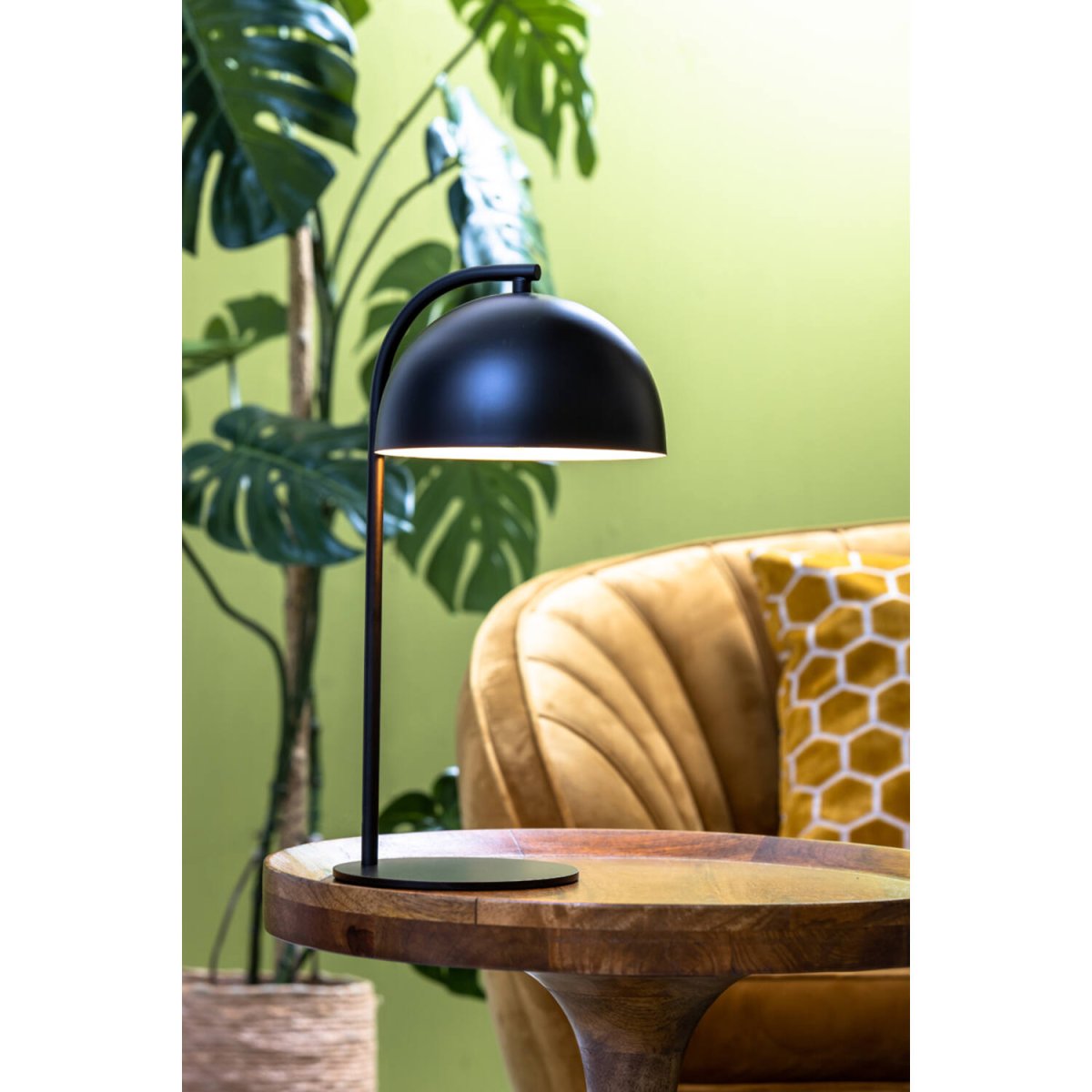 Mette 43cm Svart bordlampe Fra Light & Living - Mette er en elegant bordlampe laget av matt svart metall med hvitt interiør.