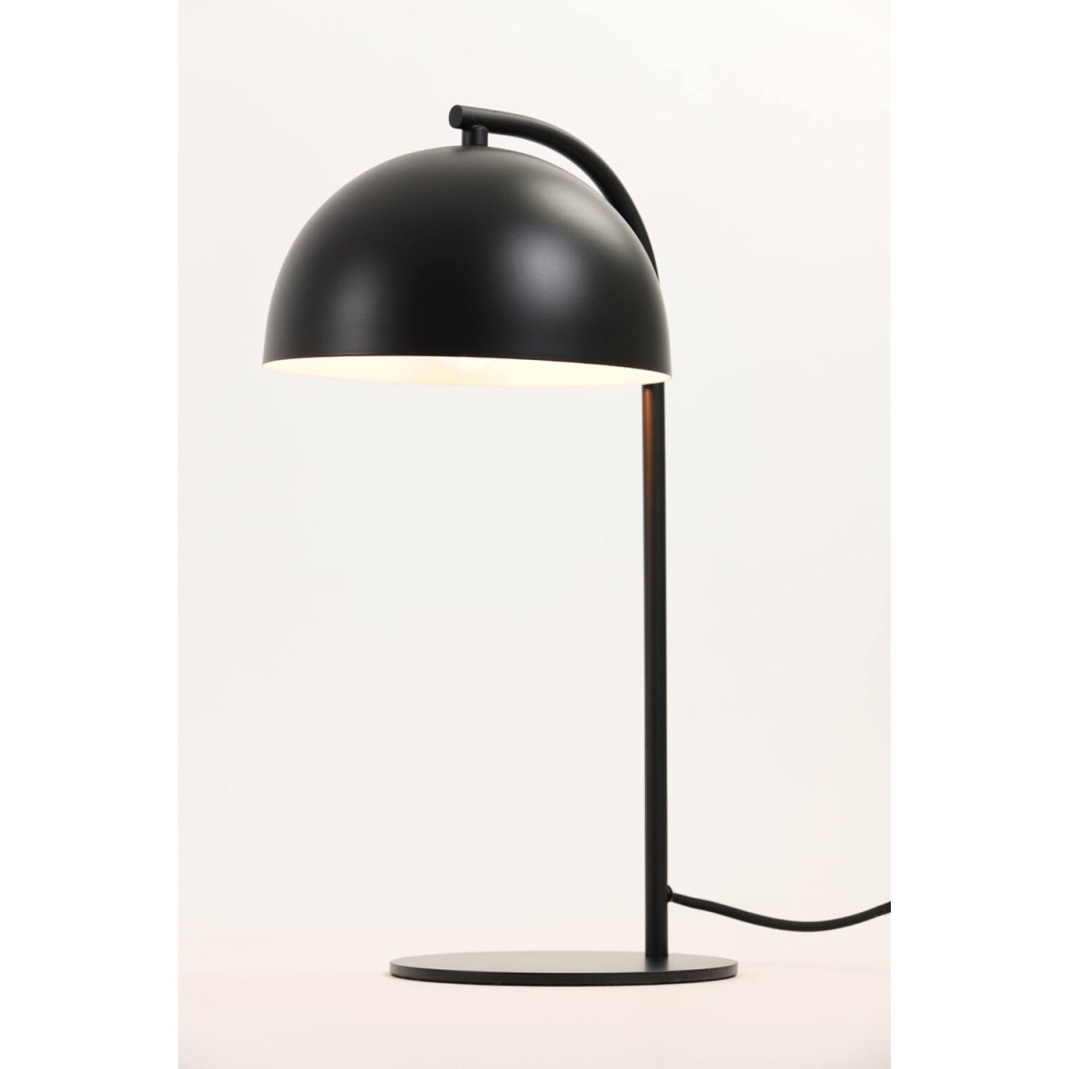 Mette 43cm Svart bordlampe Fra Light & Living - Mette er en elegant bordlampe laget av matt svart metall med hvitt interiør.