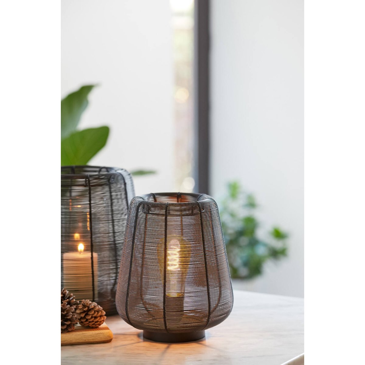 Adeta 26cm Svart bordlampe Fra Light & Living - Adeta er en stilig lampe i matt sort jern som kombinerer moderne design med et mykt, atmosfærisk lys.