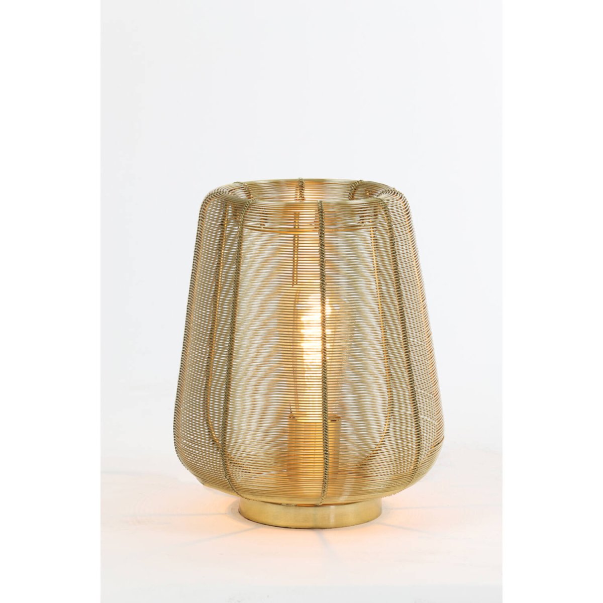 Adeta 26cm Gull bordlampe Fra Light & Living - Adeta er en stilig lampe laget av metall i gullfinish som kombinerer elegant design med et mykt, atmosfærisk lys.