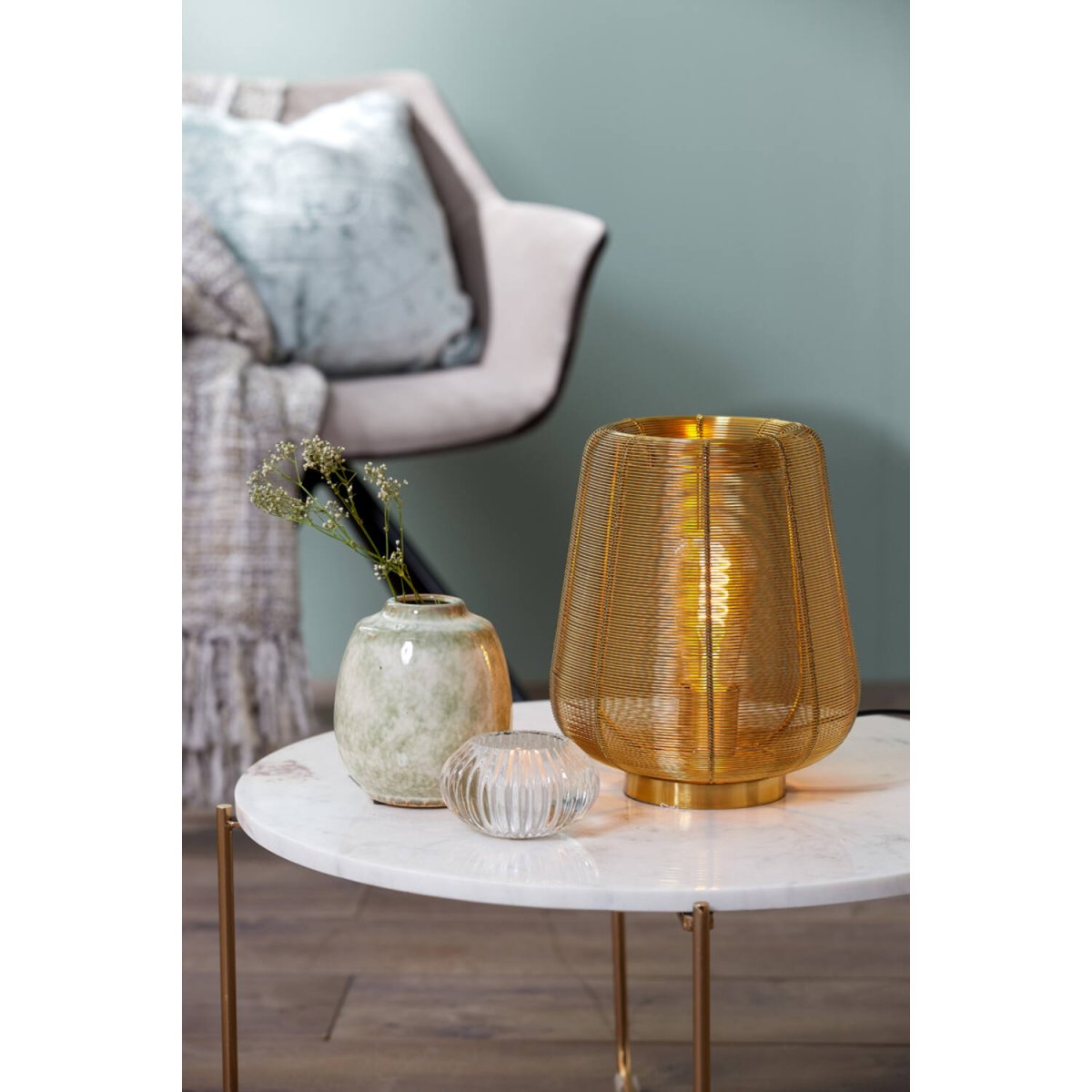 Adeta 26cm Gull bordlampe Fra Light & Living - Adeta er en stilig lampe laget av metall i gullfinish som kombinerer elegant design med et mykt, atmosfærisk lys.