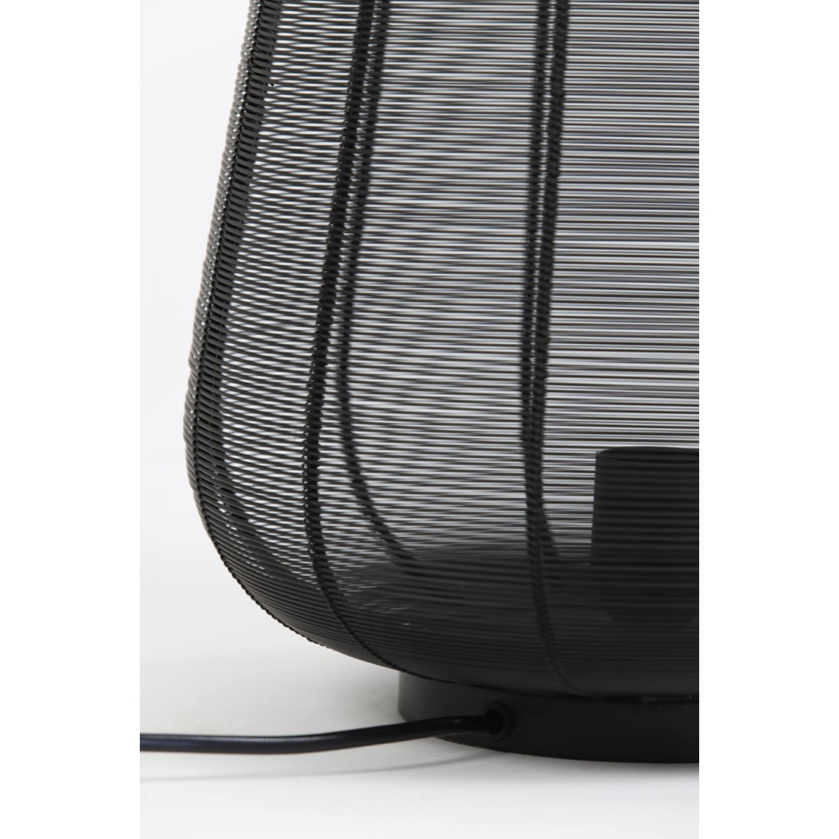 Adeta 32cm Svart bordlampe Fra Light & Living - Adeta er en stilig lampe i matt sort jern som kombinerer moderne design med et mykt, atmosfærisk lys.