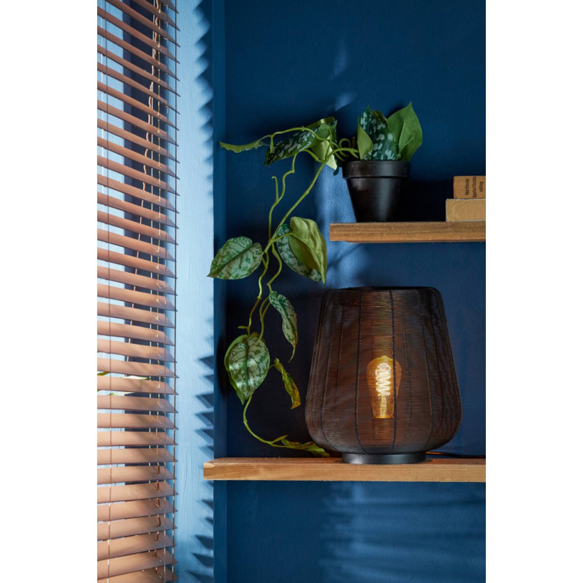 Adeta 32cm Svart bordlampe Fra Light & Living - Adeta er en stilig lampe i matt sort jern som kombinerer moderne design med et mykt, atmosfærisk lys.