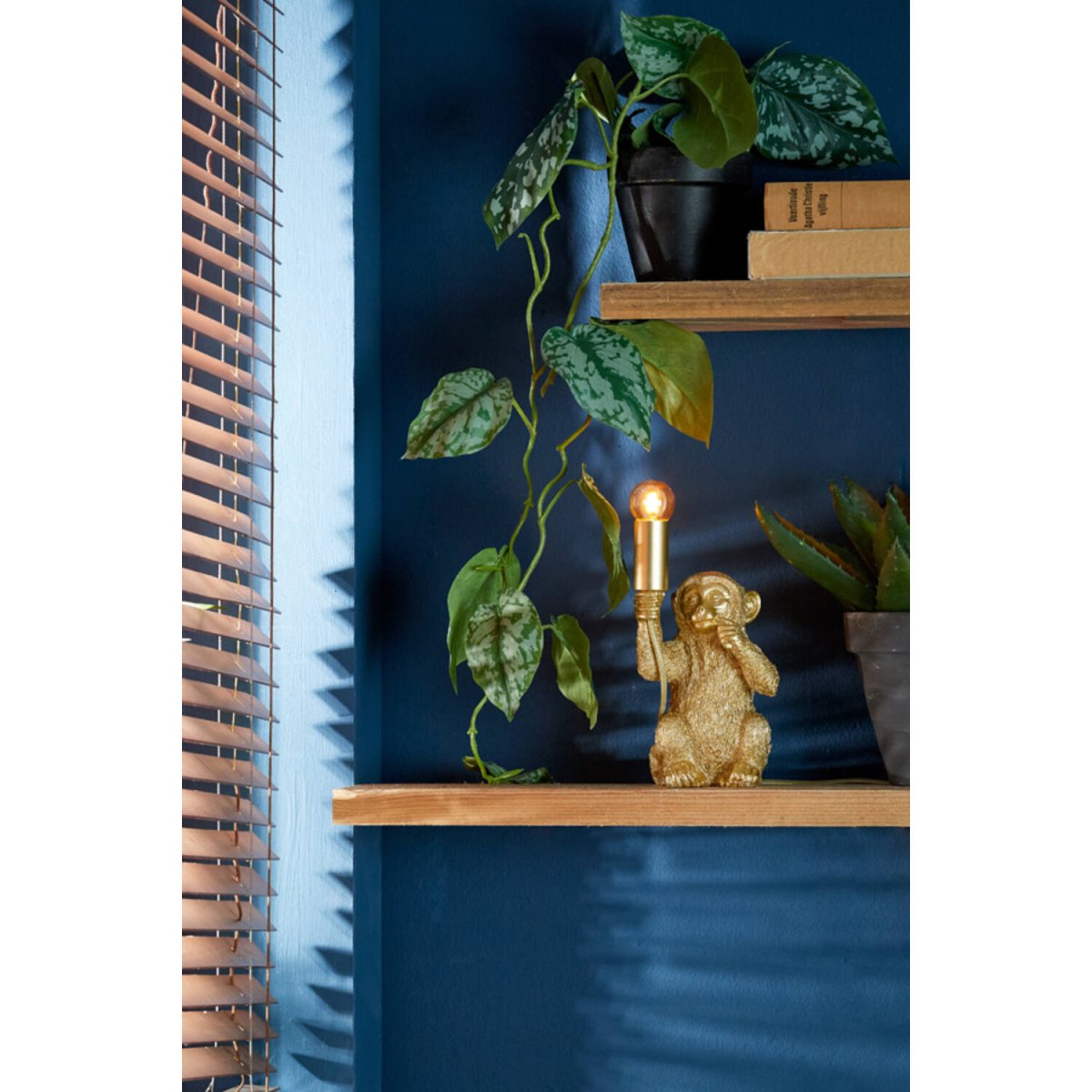 Monkey 23cm Gull bordlampe Fra Light & Living - Monkey er en leken lampe med karakter, la den lyse opp hjemmet ditt med sin unike og sjarmerende design!