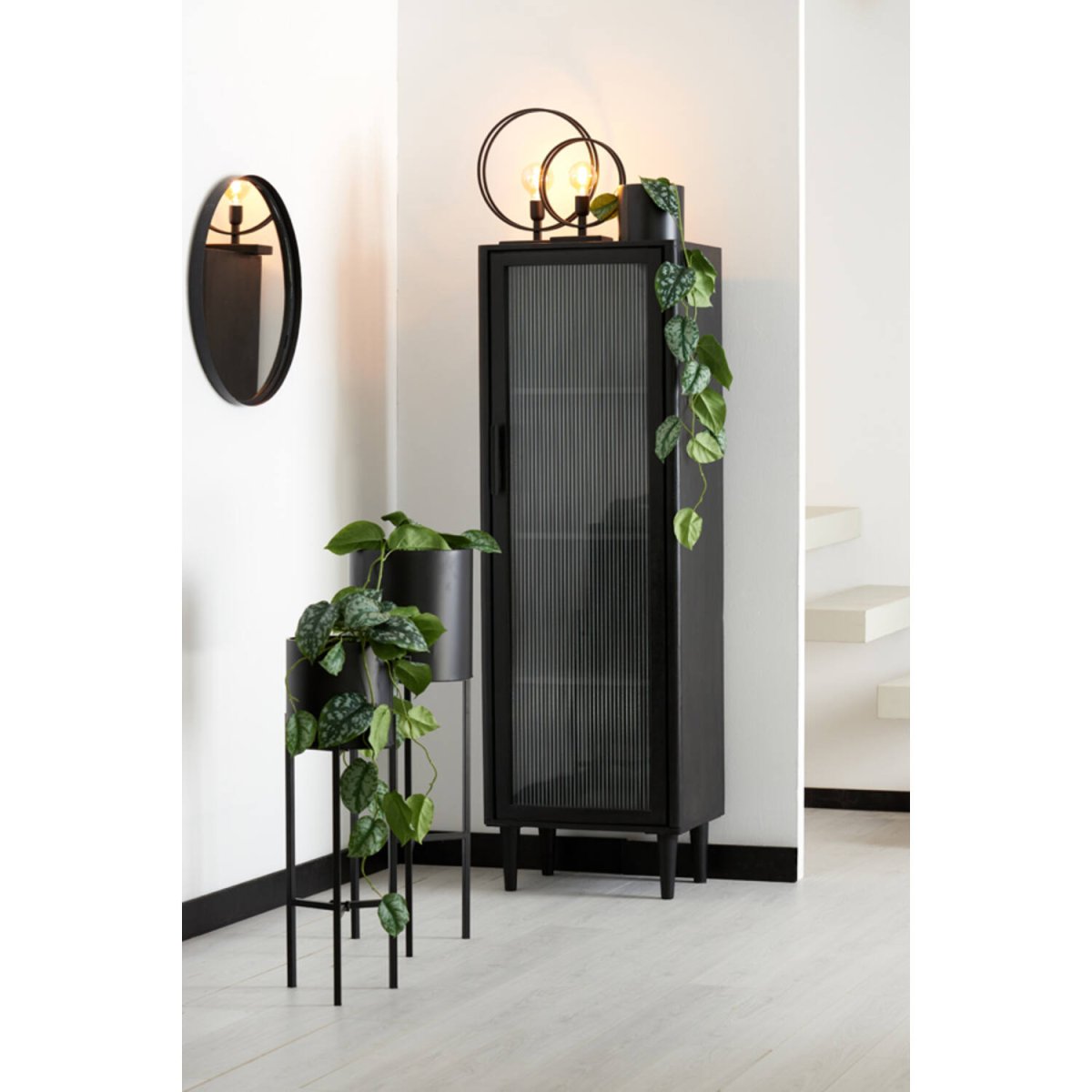 Rudra 40cm Svart bordlampe Fra Light & Living - Rudra er en stilig bordlampe i matt sort som kombinerer enkelhet med effektivt design.