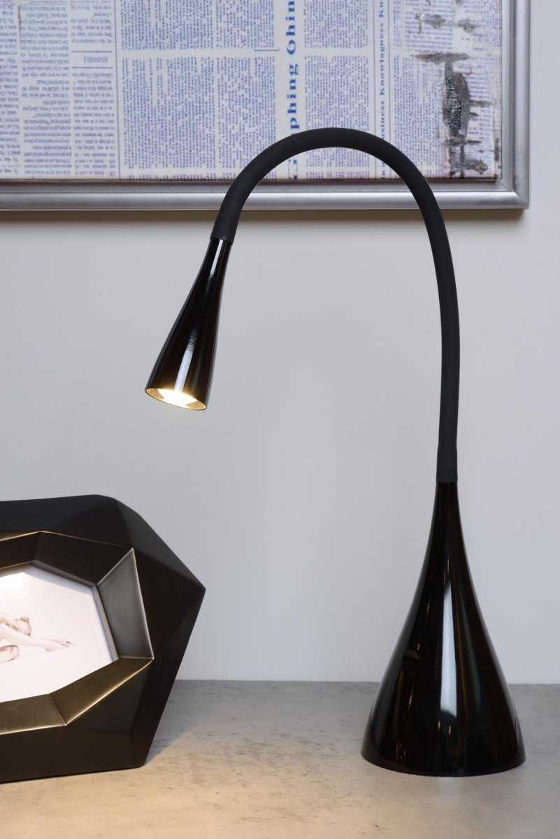 Zozy 48cm Svart skrivebordslampe Fra Lucide - Zozy kan dimmes i 3 trinn ved hjelp av en berøringsknapp og gir dermed rødt lys for hvert øyeblikk.