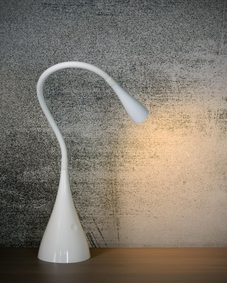 Zozy 48cm Hvit skrivebordslampe Fra Lucide - Zozy kan dimmes i 3 trinn ved hjelp av en berøringsknapp og gir dermed rødt lys for hvert øyeblikk.