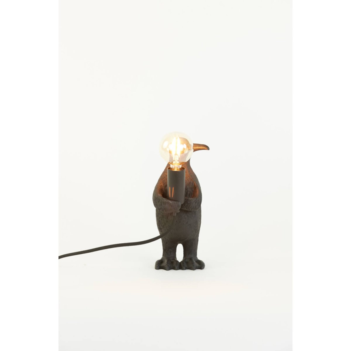 Penguin 24cm Svart bordlampe Fra Light & Living - Penguin er en sjarmerende og leken lampe, la den spre lys og glede i hjemmet ditt!