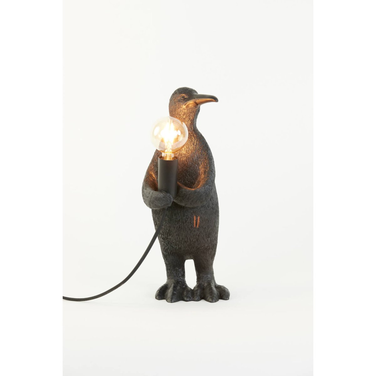 Penguin 34cm Svart bordlampe Fra Light & Living - Penguin er en sjarmerende og leken lampe, la den spre lys og glede i hjemmet ditt!