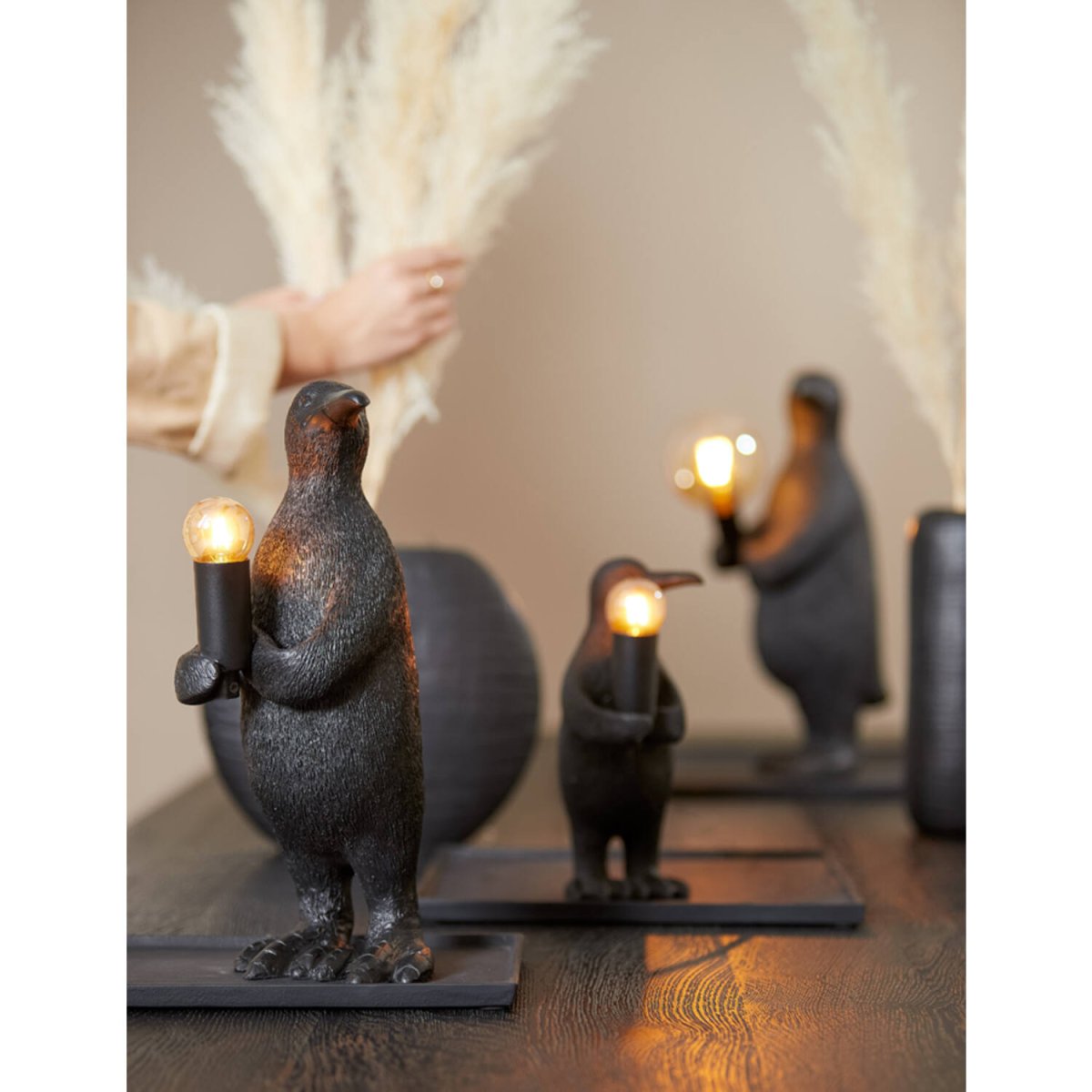 Penguin 34cm Svart bordlampe Fra Light & Living - Penguin er en sjarmerende og leken lampe, la den spre lys og glede i hjemmet ditt!