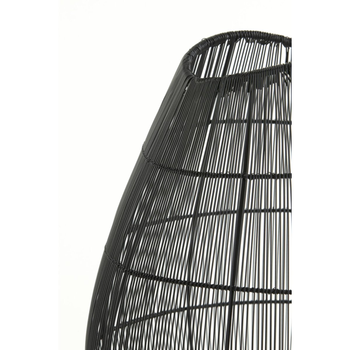 Yumi 47cm Svart bordlampe Fra Light & Living - Det luftige designet gir et vakkert lysspill og passer både moderne og industrielle interiørstiler.