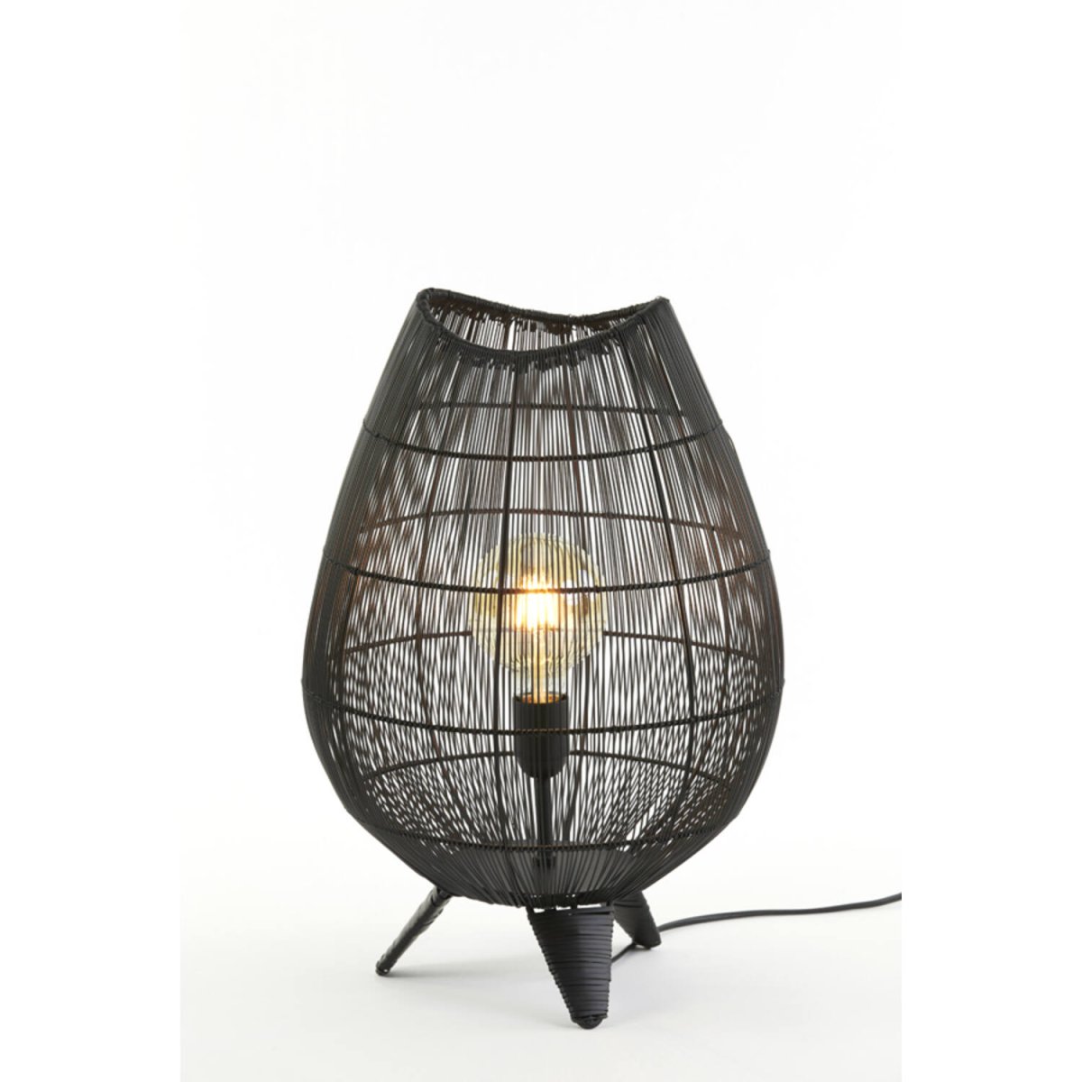 Yumi 47cm Svart bordlampe Fra Light & Living - Det luftige designet gir et vakkert lysspill og passer både moderne og industrielle interiørstiler.