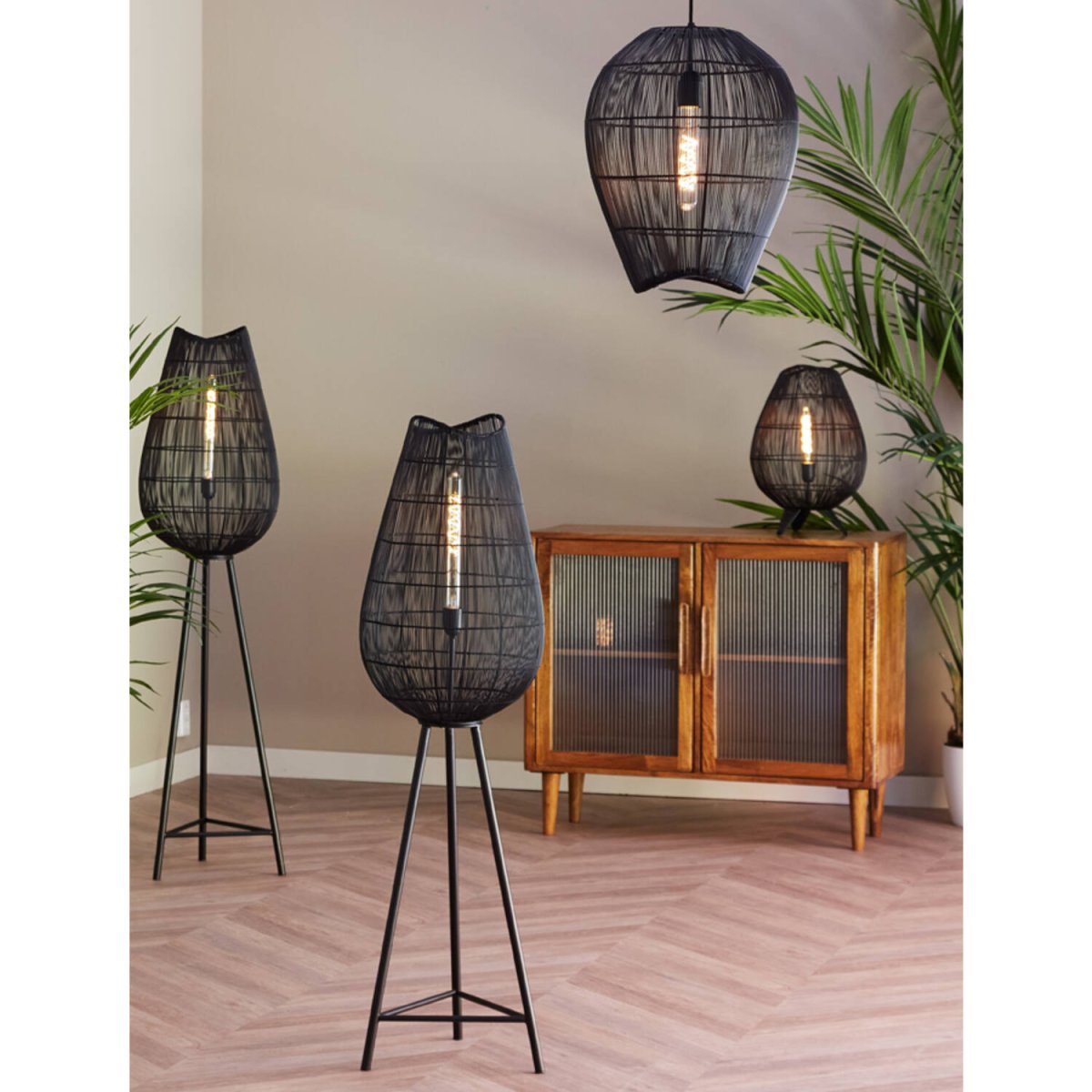 Yumi 47cm Svart bordlampe Fra Light & Living - Det luftige designet gir et vakkert lysspill og passer både moderne og industrielle interiørstiler.