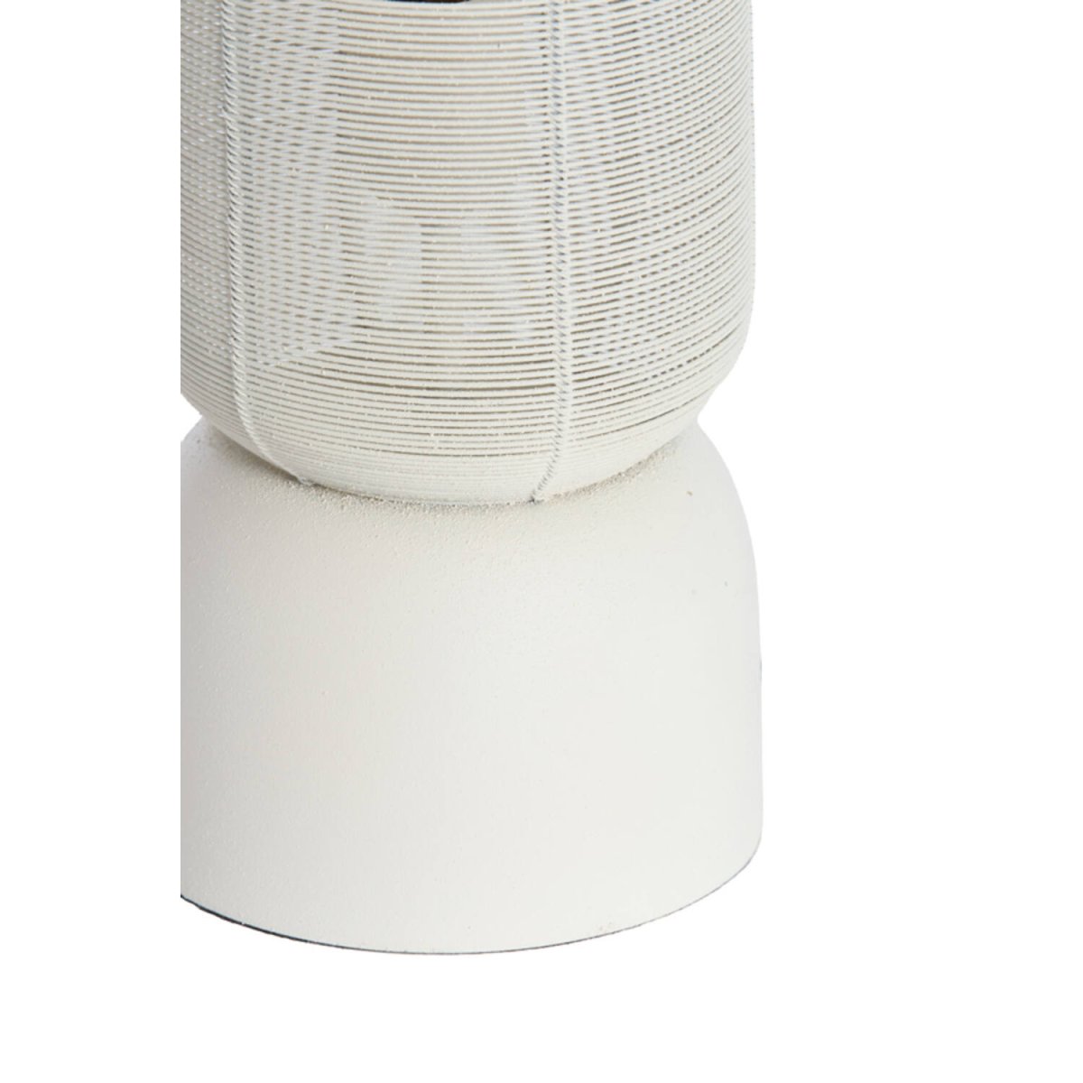 Lezuza 50cm Kremet hvit bordlampe Fra Light & Living - Det luftige designet gir et vakkert lysspill og passer perfekt i både moderne og klassisk interiør.