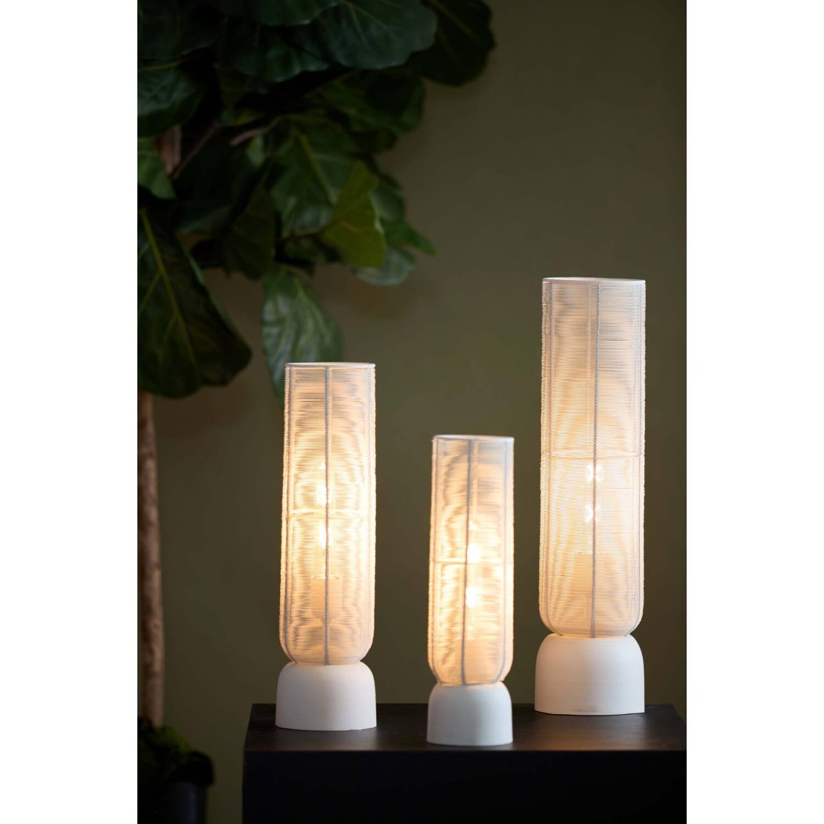 Lezuza 60cm Kremet hvit bordlampe Fra Light & Living - Det luftige designet gir et vakkert lysspill og passer perfekt i både moderne og klassisk interiør.