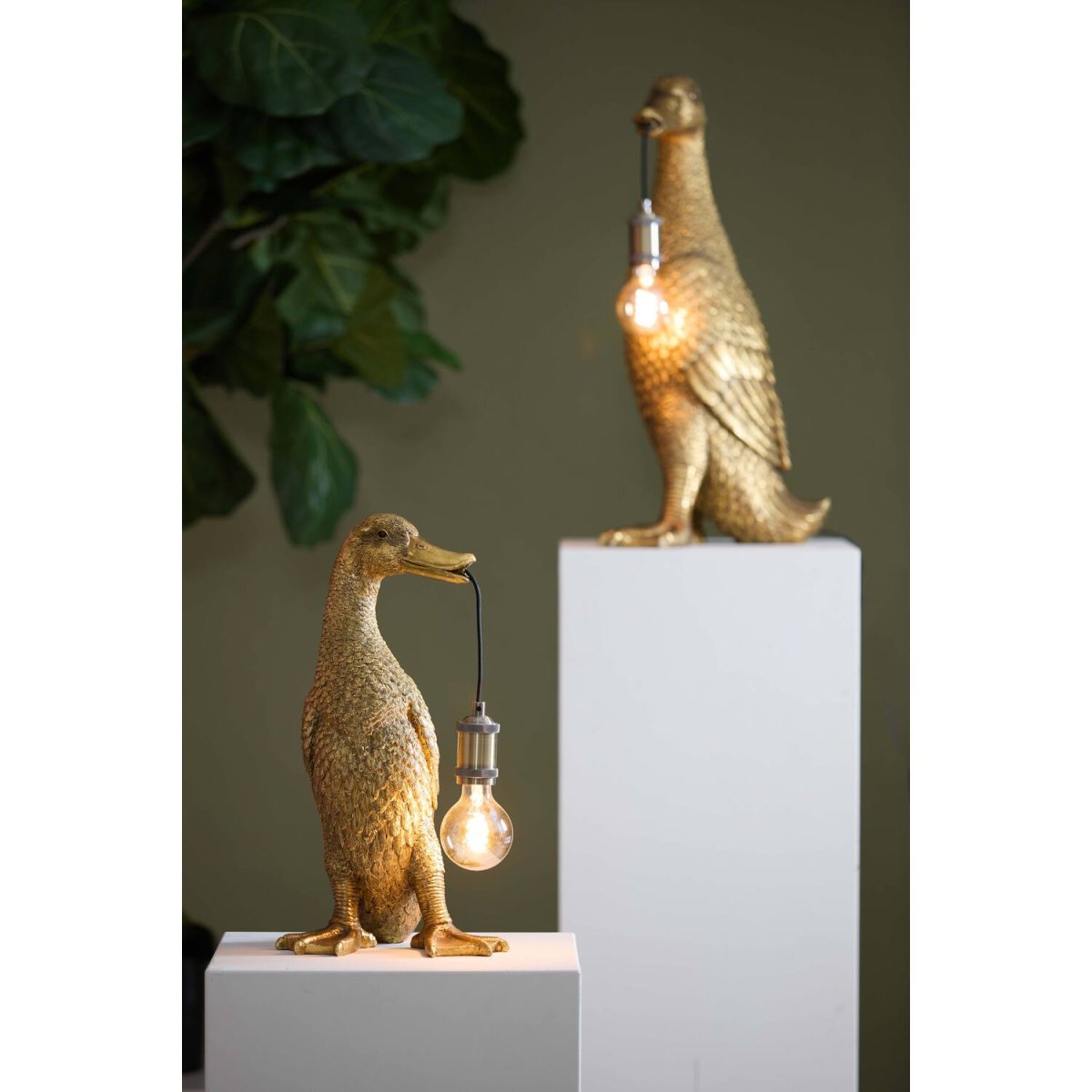 Duck 48cm Antikt gull bordlampe Fra Light & Living - Denne unike lampen i antikk gullfinish kombinerer lekent design med elegant belysning.