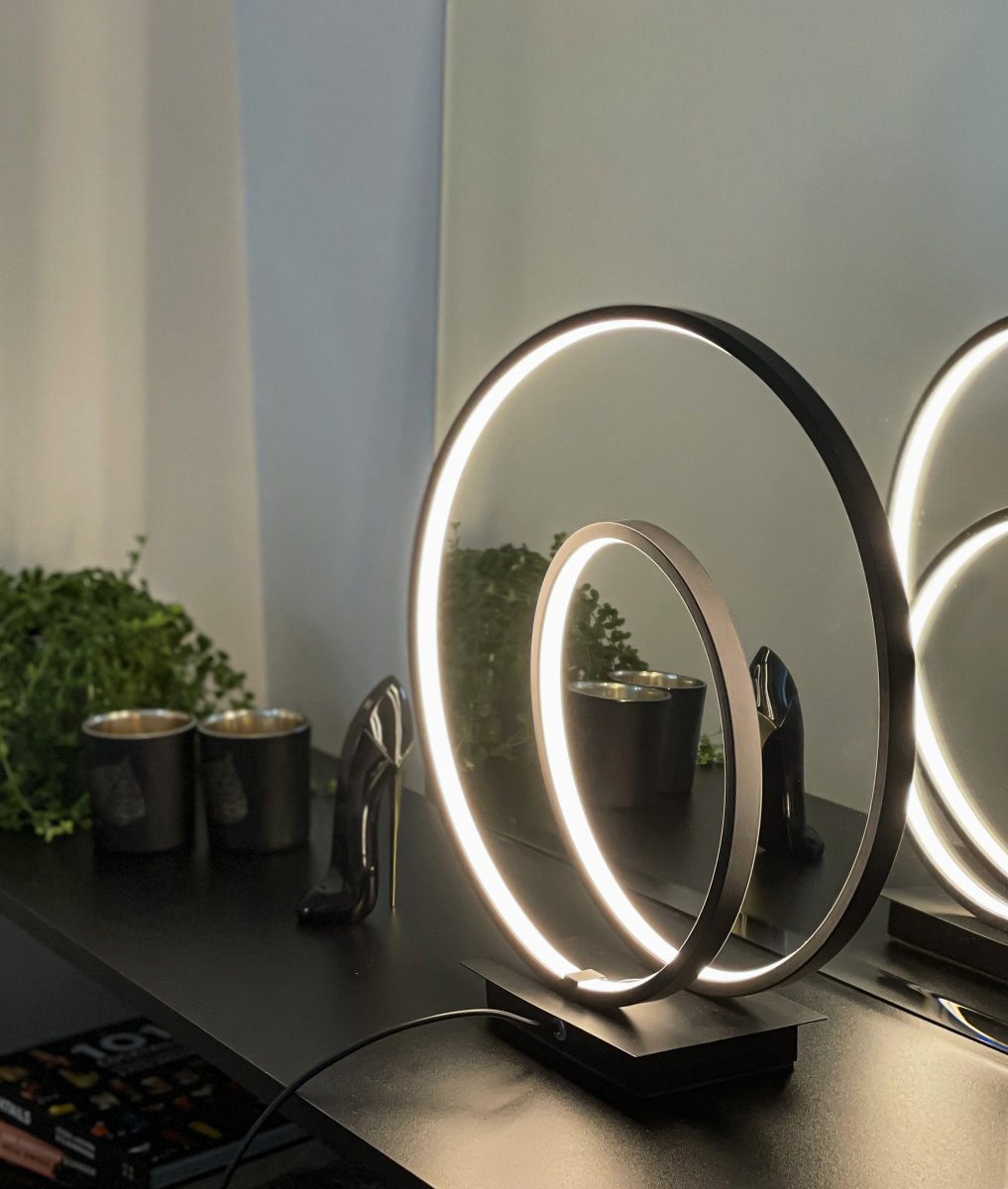 Loop 37cm Svart bordlampe Fra Aneta Lighting - Sl&oslash;yfe blir et i&oslash;ynefallende innslag i interi&oslash;ret uansett om den er plassert i et vindu, p&aring; en hall byr&aring; eller p&aring; barnerommet.