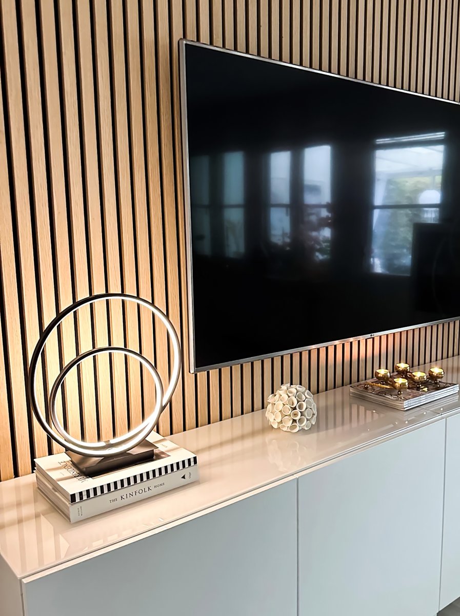 Loop 37cm Svart bordlampe Fra Aneta Lighting - Sl&oslash;yfe blir et i&oslash;ynefallende innslag i interi&oslash;ret uansett om den er plassert i et vindu, p&aring; en hall byr&aring; eller p&aring; barnerommet.