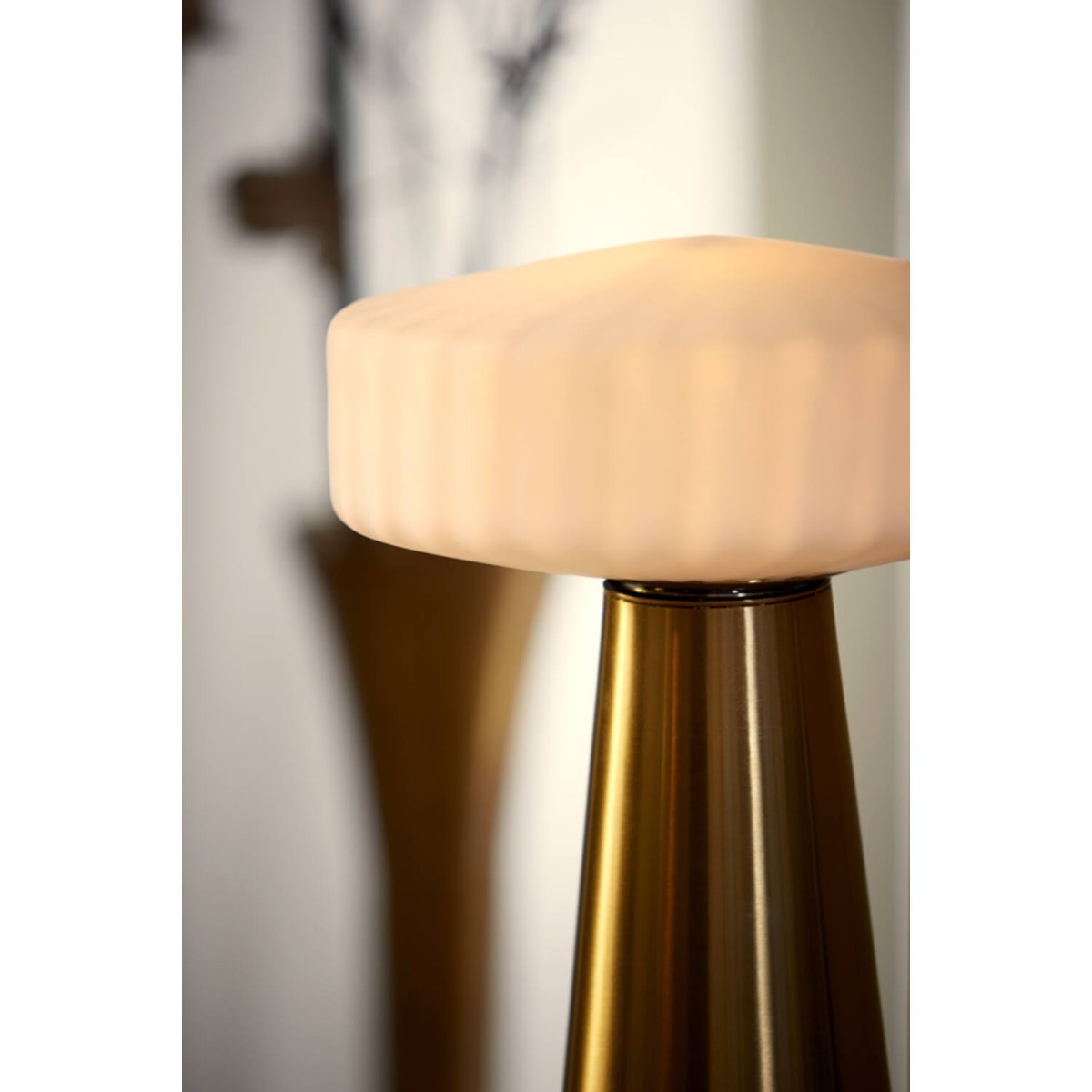 Pleat 45cm Gull/hvit bordlampe Fra Light & Living - 